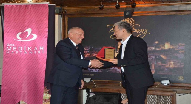 Sağlık personellerine plaket verildi
