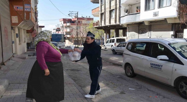 Şahinbeyden ihtiyaç sahibi vatandaşlara sıcak iftar yemeği