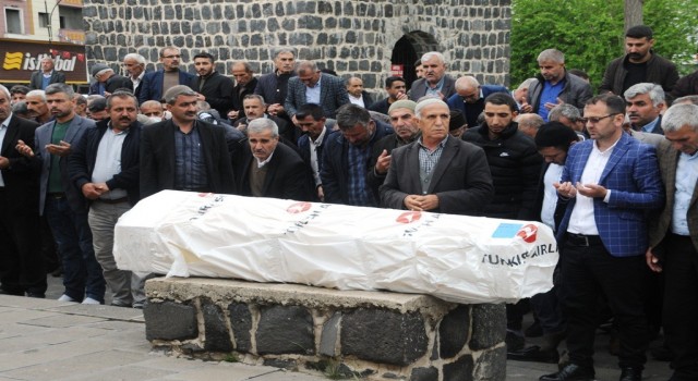 Sakaryada evinde boğazı kesilmiş halde bulunan Dicle Naz hemşire Cizrede defnedildi