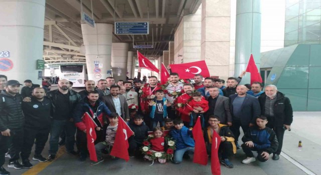 Şampiyon Taha Akgül ve Serbest Stil Güreş Milli Takımı Türkiyeye döndü