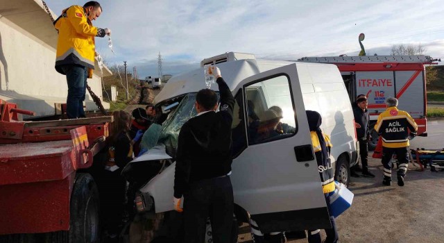 Samsunda depremzede ailenin aracı tırla çarpıştı: 5 yaralı