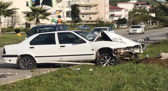Samsunda otomobil aydınlatma direğine çarptı: 1 yaralı