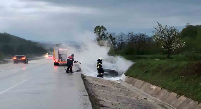 Samsunda seyir halindeki otomobilde yangın: 4 yaralı