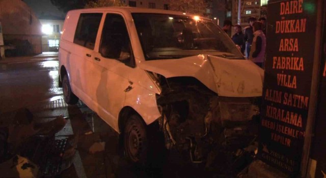 Sancaktepede otomobil ile minibüs çarpıştı: 1 yaralı