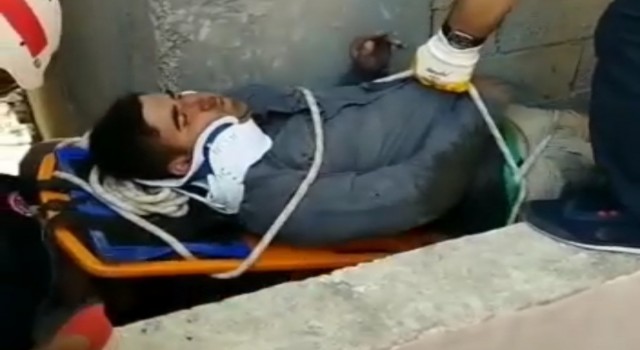 Şanlıurfada 3üncü kattan havalandırma boşluğuna düşen kişiyi itfaiye ekipleri kurtardı