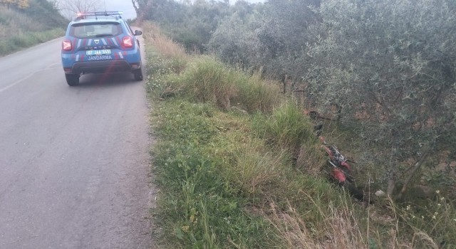 Şarampole devrilen motosikletteki 2 kişi yaralandı