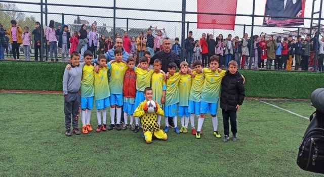 Sarıgölde ilkokullar arası futbol turnuvasının şampiyonu Tırazlar oldu