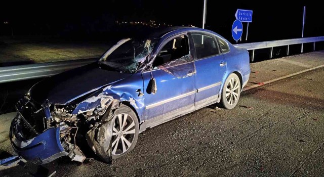 Şarkışlada tır ile otomobil çarpıştı: 3 yaralı