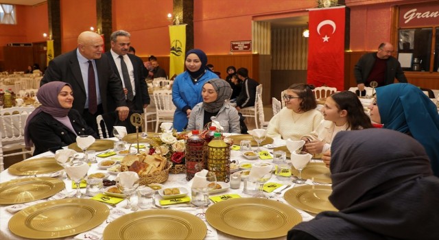 Şehit aileleri, gaziler ve yetim çocuklara iftar yemeği verildi