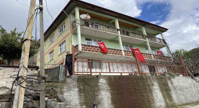 Şehit madenci Akgülün evi Türk bayraklarıyla donatıldı