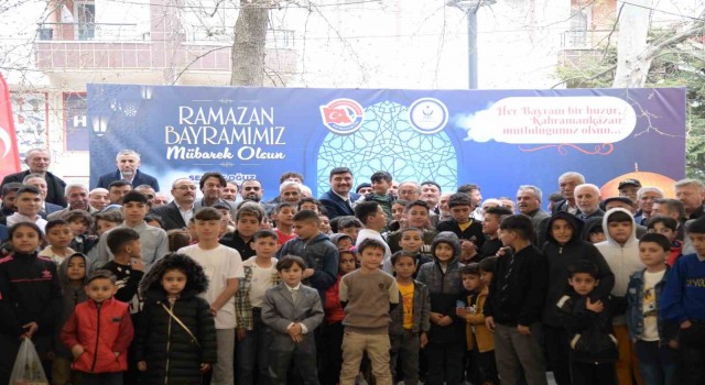 Şekerler ve harçlıklar Kahramankazan Belediye Başkanı Serhat Oğuzdan