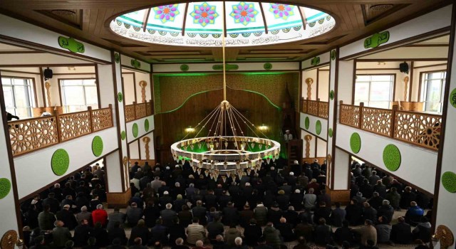 Selçuklu mimarisinden izler taşıyan cami ibadete açıldı