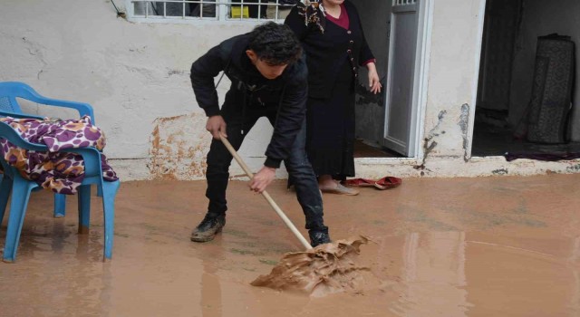 Selden zarar gören ailelere Kızılaydan yardım