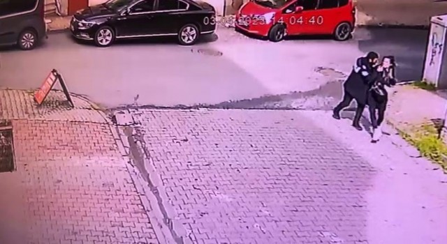 Sevgilisi olduğu iddia edilen kadını kendisinden kaçarken yakalayıp darp ettiği anlar kamerada