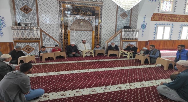 Seyhanda mukabele geleneğini gençler devam ettiriyor