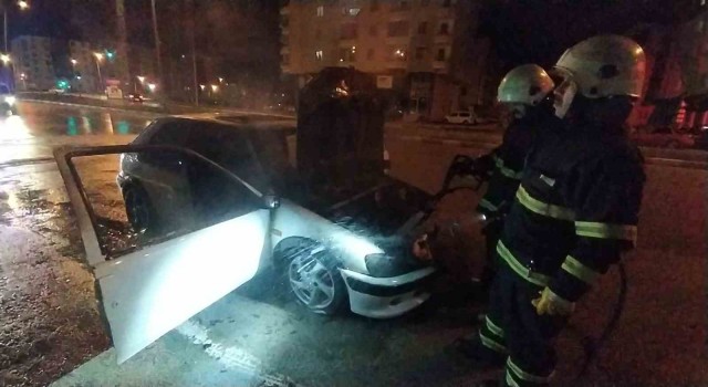 Seyir halindeki araç alev aldı