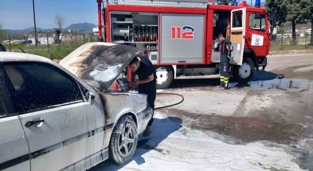 Seyir halindeki araç alevlere teslim oldu
