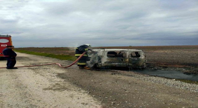 Seyir halindeki araç yandı