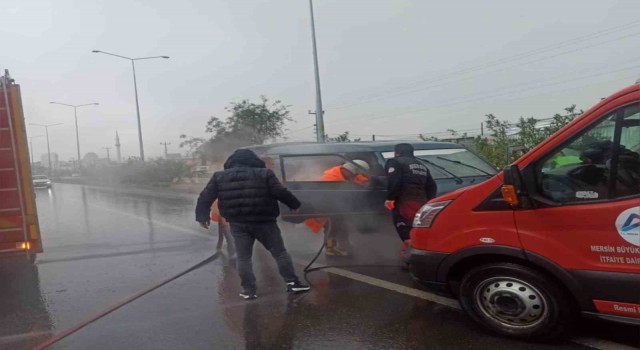 Seyir halindeki kamyonette çıkan yangını itfaiye söndürdü