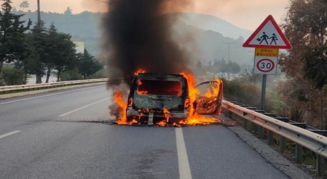 Seyir halindeki ticari araç, alev topuna döndü