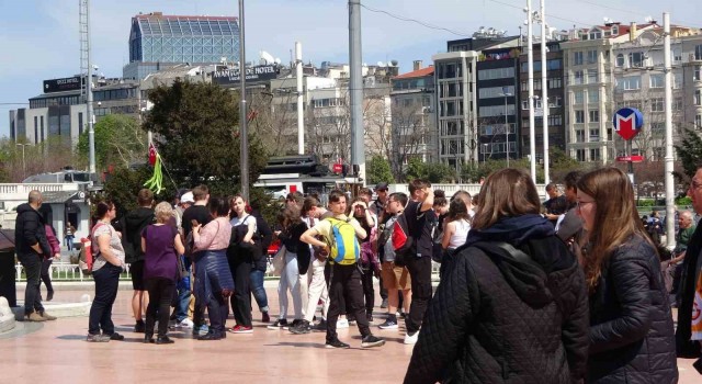 Sıcak havayı fırsat bilenler Taksime akın etti