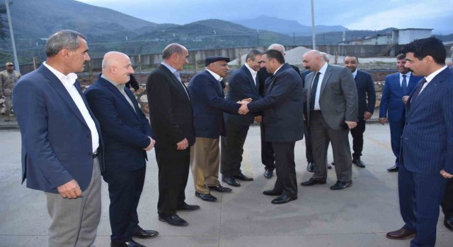 Siirt Valisi Hacıbektaşoğlu, muhtar ve kanaat önderleri ile bir araya geldi