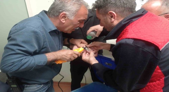 Siirtte bir gencin parmağına sıkışan yüzük, itfaiye ekiplerince çıkarıldı