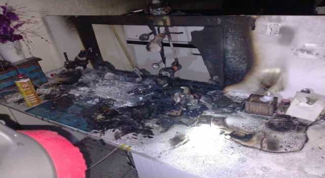 Siirtte bir iş yerinde çıkan yangında elektronik eşya ve cep telefonları kül oldu