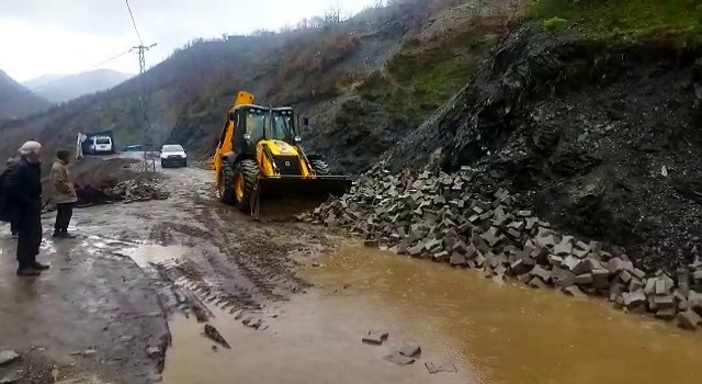 Siirtte heyelan nedeniyle yol kapandı