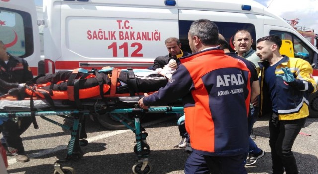 Siirtte iki araç çarpıştı: 8 yaralı