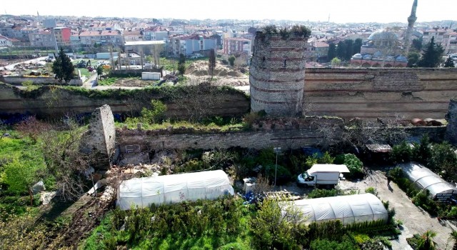 Silivrikapıda bulunan surlarının yıkılan bölümü havadan görüntülendi