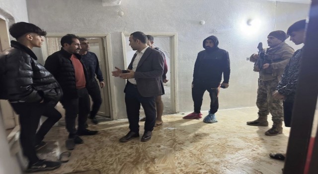 Silopi Kaymakamı Koç, su basan evleri inceledi