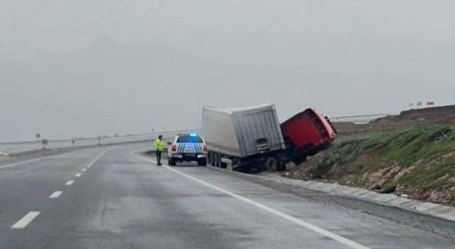 Silopide tır devrildi: 1 yaralı