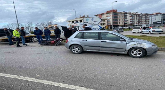Sinopta otomobille çarpışan motosiklet sürücüsü yaralandı