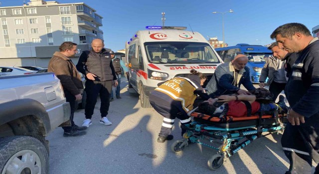 Sinopta pikap ile çarpışan motosiklet sürücüsü yaralandı