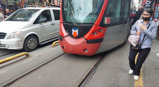 Sirkecide tramvay raydan çıktı