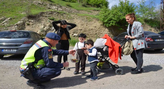 Şırnakta jandarma, sınır noktalarında vatandaşın bayramını kutladı