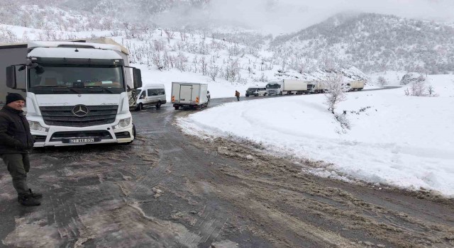 Şırnakta kar ve buzlanma ulaşımı aksattı