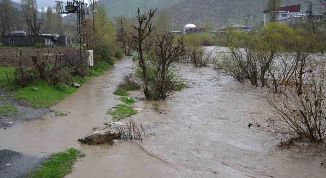 Şırnakta sağanak yağış köprüleri yıktı, yolları kapattı