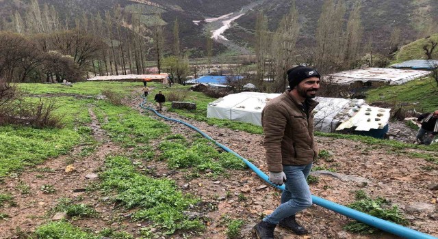 Şırnakta sel nedeniyle zarar gören içme suyu şebekesini köylüler onardı