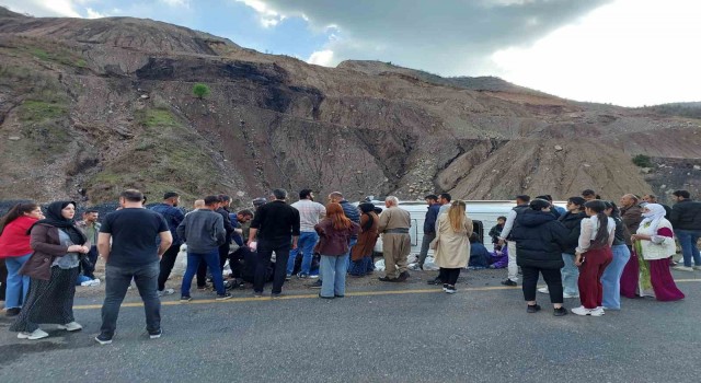 Şırnakta yolcu minibüsü devrildi: 8 yaralı