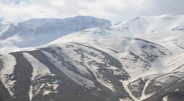 Şırnakta zirvelerdeki kar erimeye başladı