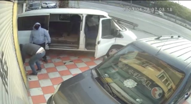 Şişlide minibüsle soygun girişimi kamerada: Komşu bağırınca apar topar kaçtılar