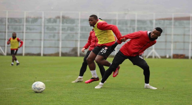 Sivasspor yağmur altında çalıştı