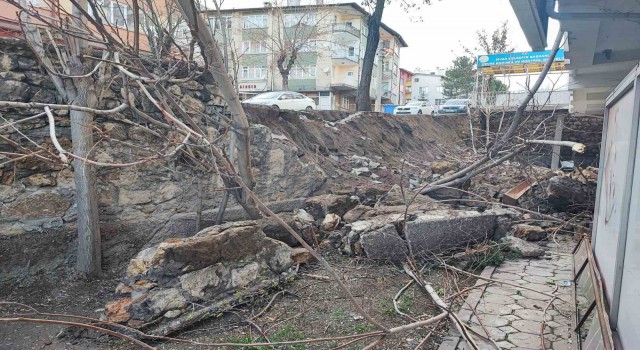 Sivasta istinat duvarı çöktü