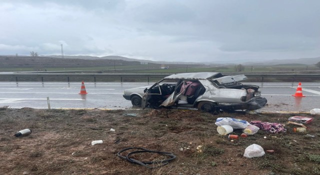 Sivasta tırla otomobil çarpıştı: 3 yaralı