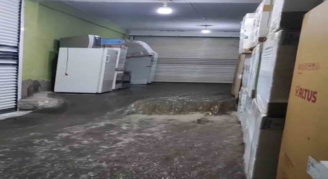 Siverekte şiddetli yağış su baskınlarına ve sele neden oldu