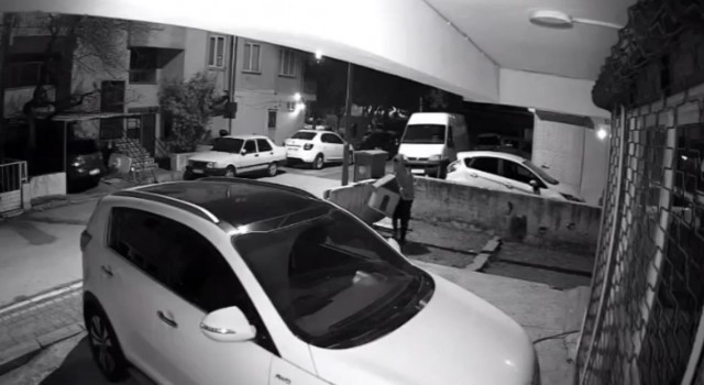 Sokakta gözüne kestitirdiği kedi kulübesini kucakladığı gibi kaçtı