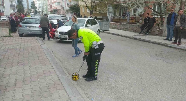 Sokakta oynayan çocuğa otomobil çarptı