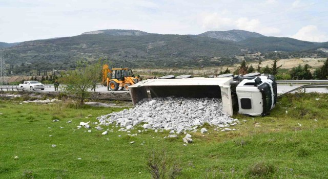 Sökede taş yüklü kamyon devrildi